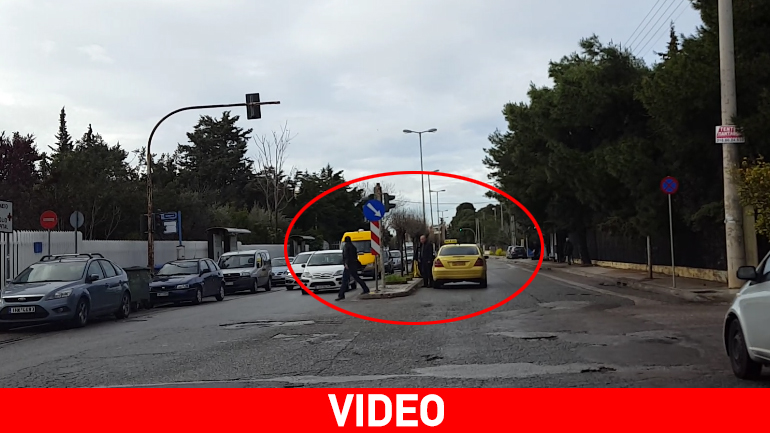 Άφησε το ταξί στη μέση του δρόμου για να… διαπληκτιστεί με πεζό!